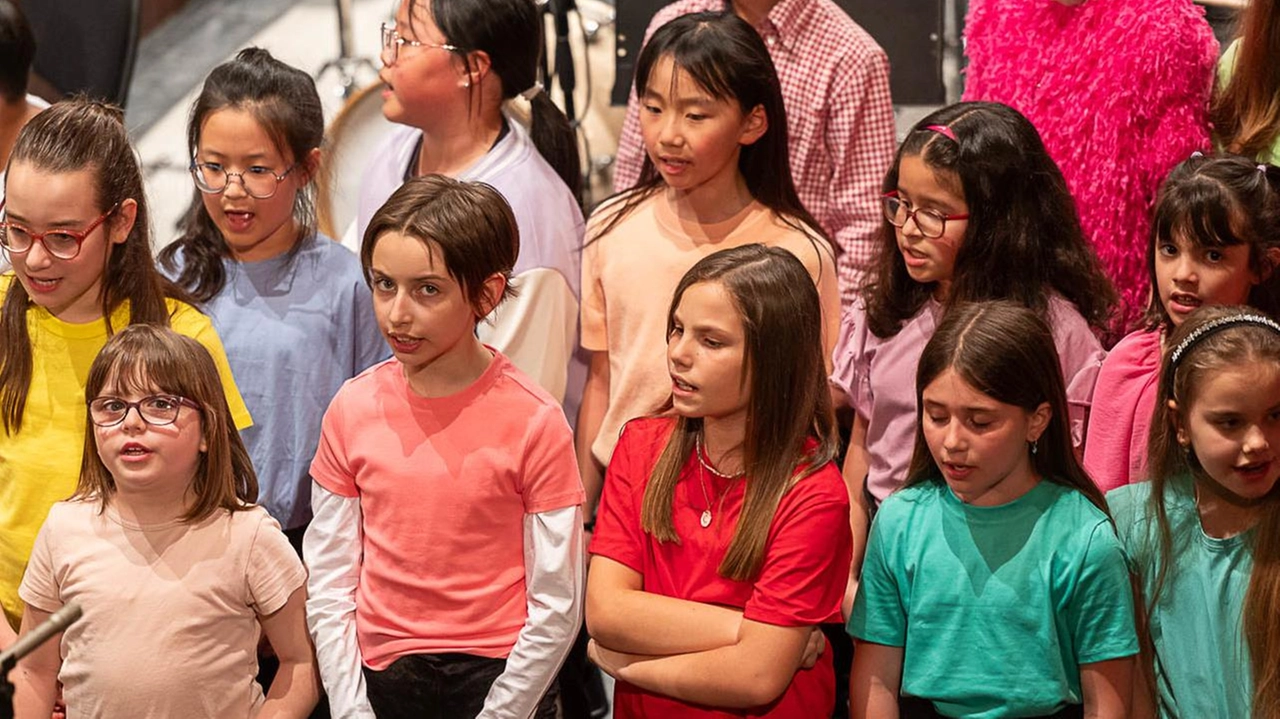 Gli allievi della Verdi in coro: fondamentale il ruolo. delle scuole e della musica per il futuro di Prato Foto Biagini Gli allievi della Verdi in coro: fondamentale il ruolo. delle scuole e della musica per il futuro di Prato Foto Biagini