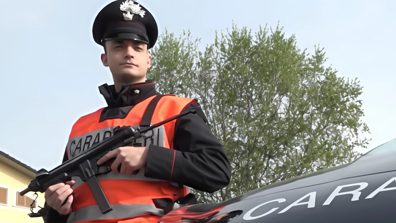 Un vero militare dell’Arma durante un posto di blocco lungo le strade della Valle Un vero militare dell’Arma durante un posto di blocco lungo le strade della Valle