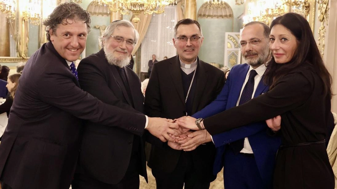 Il vescovo: "Il carcere di Sollicciano è indecoroso, si delinque anche per mancanza di orizzonti". L’imam: "Problemi nel penitenziario minorile". Il rabbino: "Il Cristianesimo mediatore di pace". . Il vescovo: "Il carcere di Sollicciano è indecoroso, si delinque anche per mancanza di orizzonti". L’imam: "Problemi nel penitenziario minorile". Il rabbino: "Il Cristianesimo mediatore di pace". .