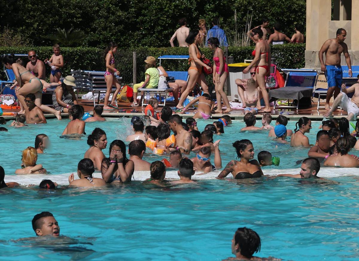 https://www.lanazione.it/image-service/view/acePublic/alias/contentid/NzE1ZDE1ZjUtODIxMS00/0/festa-hawaiana-alle-pavoniere-e-poi-serata-con-miss-universo.jpeg?f=1.91:1&w=1200