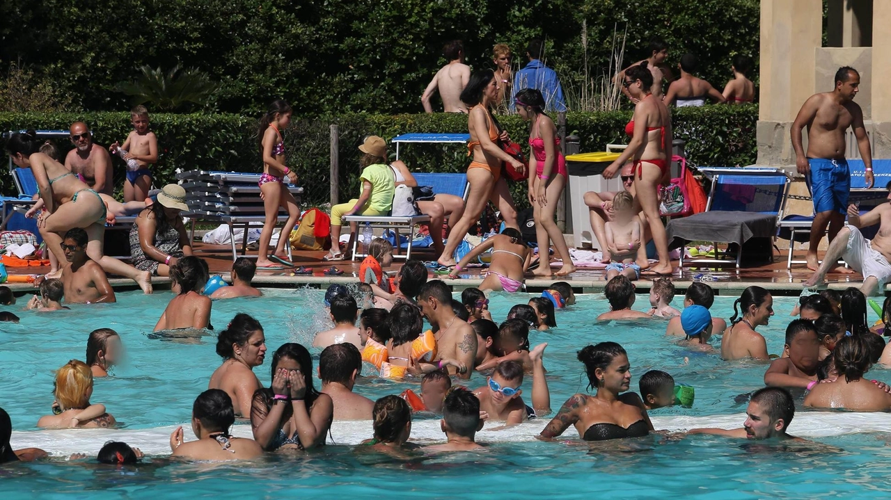 Vigilia di Ferragosto alla piscine le Pavoniere, nel parco delle Cascine, con la festa hawaiana e le semifinali toscane di Miss Universo Vigilia di Ferragosto alla piscine le Pavoniere, nel parco delle Cascine, con la festa hawaiana e le semifinali toscane di Miss Universo