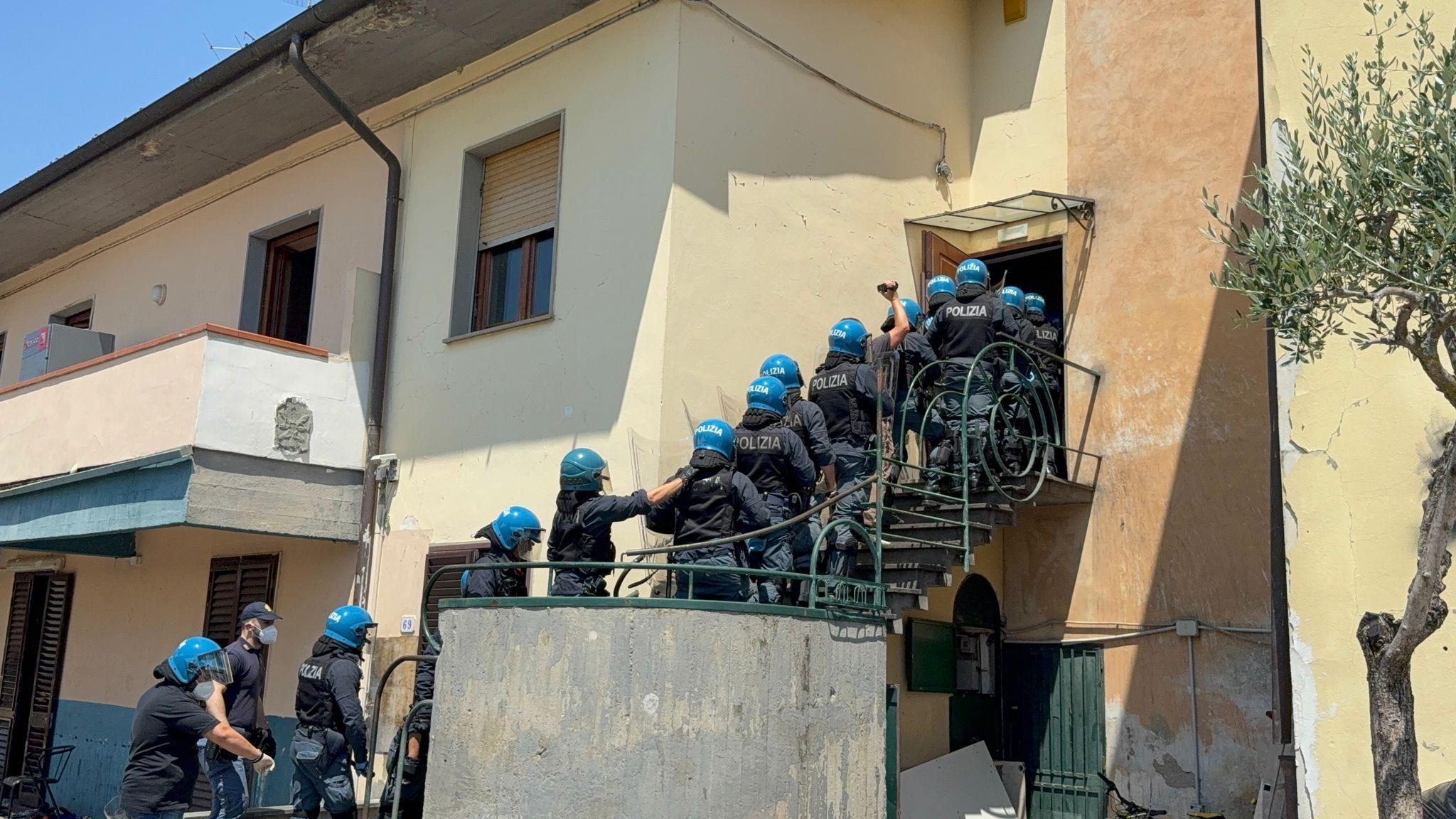Vicofaro, la polizia entra in canonica per far uscire gli ultimi immigrati. Don Biancalani: “E’ una vergogna” Vicofaro, la polizia entra in canonica per far uscire gli ultimi immigrati. Don Biancalani: “E’ una vergogna”