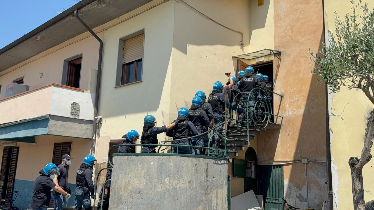 L'ingresso della polizia nella canonica di Vicofaro a Pistoia (Alessandro Benigni)