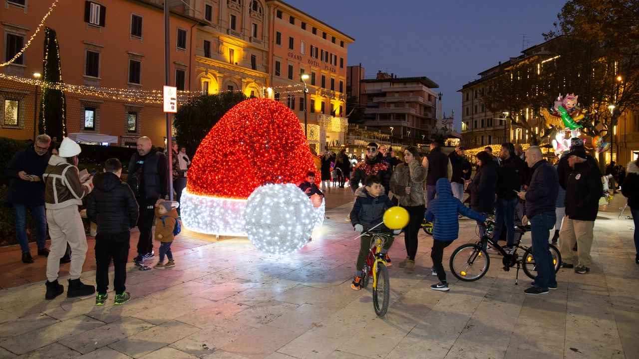 Gli allestimenti natalizi in piazza del Popolo (Goiorani) Gli allestimenti natalizi in piazza del Popolo (Goiorani)