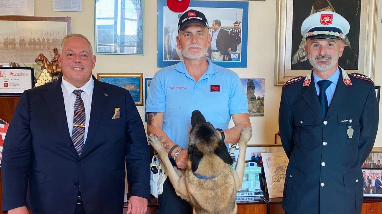 Il cane poliziotto Destroy si è congedato Lo ha. adottato il suo conduttore Giampaolo Rainaldi Il cane poliziotto Destroy si è congedato Lo ha. adottato il suo conduttore Giampaolo Rainaldi