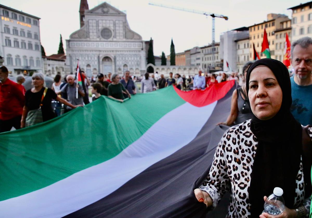 Firenze, il corteo per Gaza. La testimonianza di Rahaf, 11 anni: “Né cibo né acqua, fermate il massacro” Firenze, il corteo per Gaza. La testimonianza di Rahaf, 11 anni: “Né cibo né acqua, fermate il massacro”