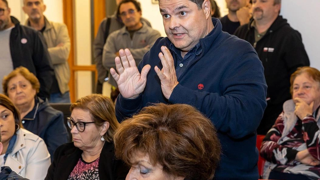 Botta e risposta fra i cittadini e il sindaco Bruschi sull’arrivo di nuovi migranti. Su disposizione della Prefettura nell’ex Hotel Europa solo nuclei familiari. Botta e risposta fra i cittadini e il sindaco Bruschi sull’arrivo di nuovi migranti. Su disposizione della Prefettura nell’ex Hotel Europa solo nuclei familiari.