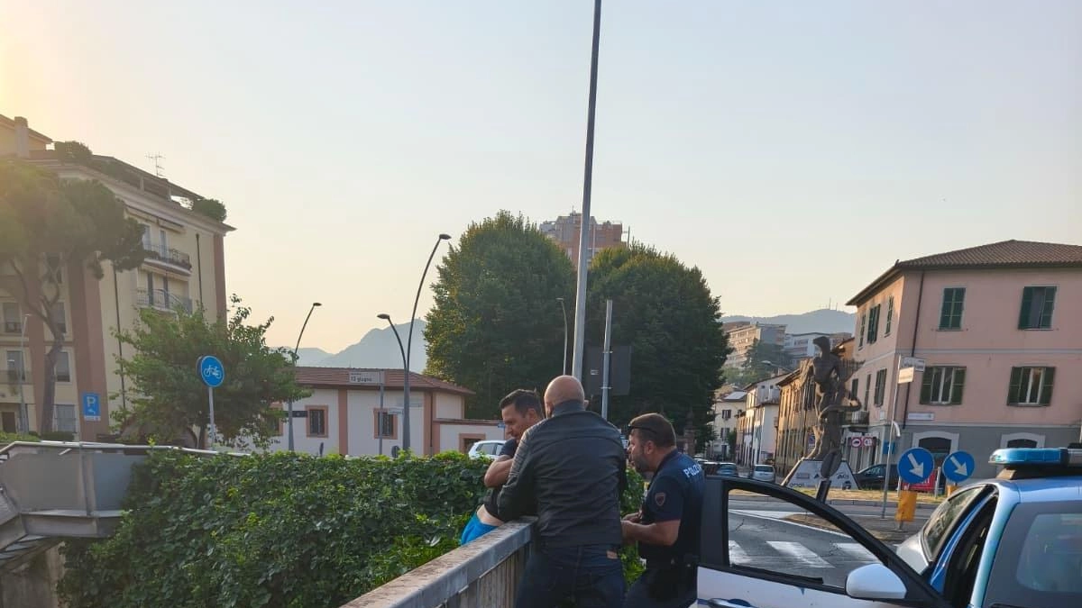 TERNI Ancora una volta le forze dell’ordine si trasformano in tanti angeli custodi dei cittadini, pronti a scongiurare il peggio....