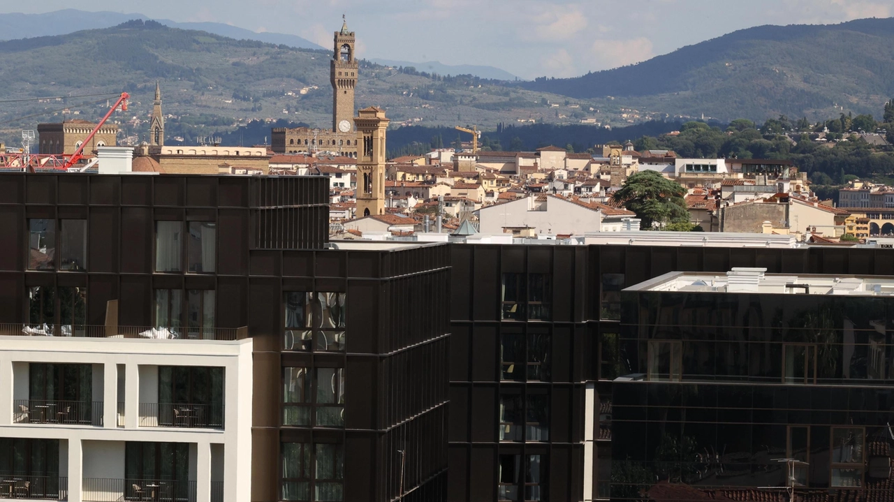 L’immobile nero e bianco costruito al posto del teatro Comunale che svetta da corso Italia