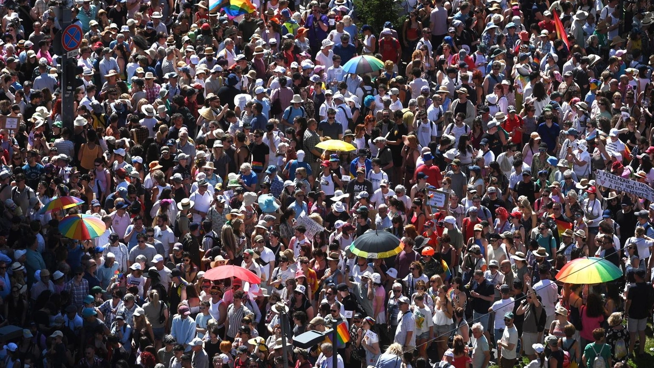 Il Pride a Budapest ha cominciato a sfilare. In testa al corteo il sindaco della città, Gergely Karácsony, accolto... Il Pride a Budapest ha cominciato a sfilare. In testa al corteo il sindaco della città, Gergely Karácsony, accolto...