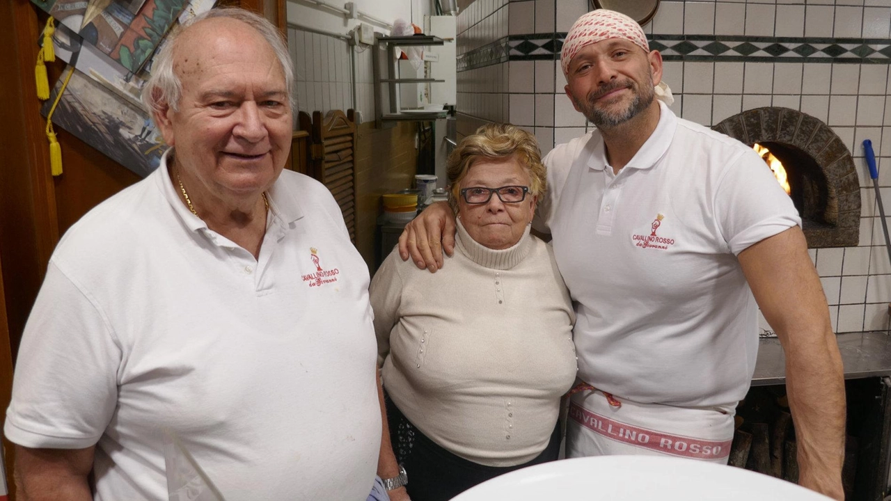 Il ristorante Cavallino Rosso, fondato nel 1969, è un simbolo della tradizione culinaria pratese, guidato da Giovanni e Daniela. Il ristorante Cavallino Rosso, fondato nel 1969, è un simbolo della tradizione culinaria pratese, guidato da Giovanni e Daniela.