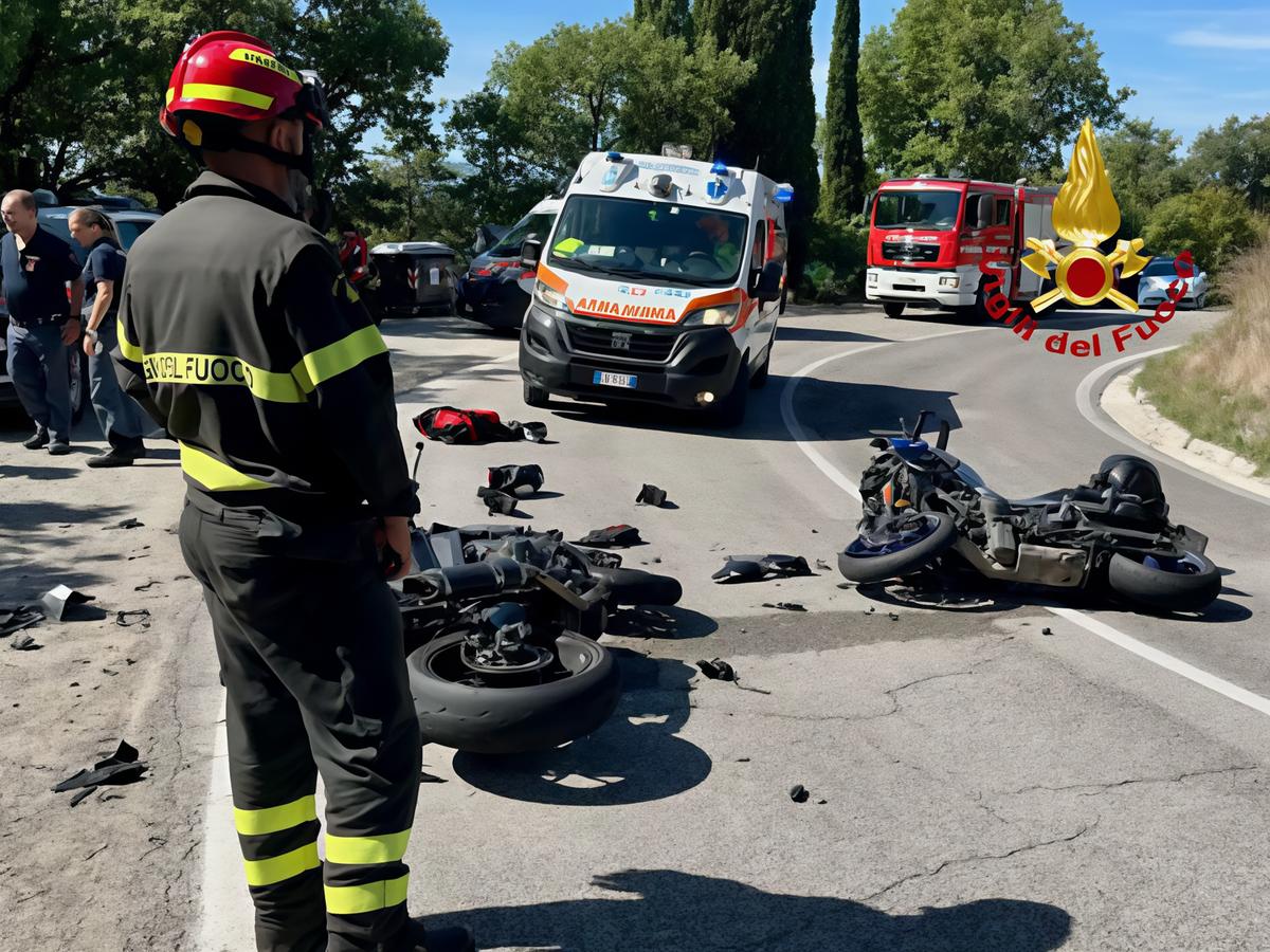 Scontro frontale tra moto. Tre feriti nello schianto. Uno è in gravi condizioni