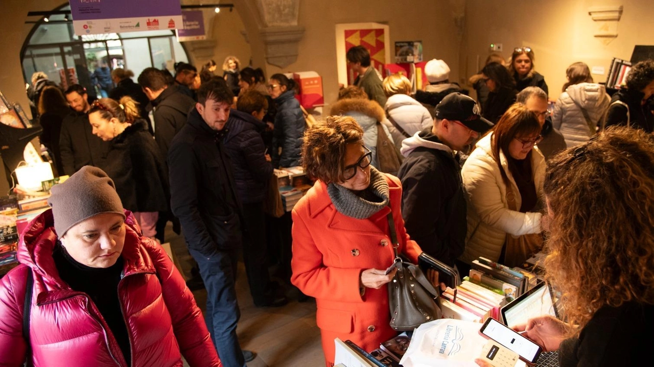Dal 5 all’8 dicembre venduti 11.500 volumi per un giro d’affari di oltre 200mila euro. Dal 5 all’8 dicembre venduti 11.500 volumi per un giro d’affari di oltre 200mila euro.