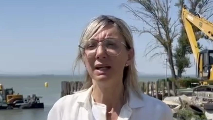 L’assessore regionale Simona Meloni all’avvio dei lavori di scavo delle bocche di porto della darsena del Club Velico di Passignano L’assessore regionale Simona Meloni all’avvio dei lavori di scavo delle bocche di porto della darsena del Club Velico di Passignano