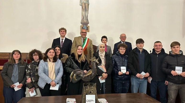 La cerimonia nella sala consiliare dei ragazzi che hanno compiuto i 18 anni di età e i neo cittadini italiani