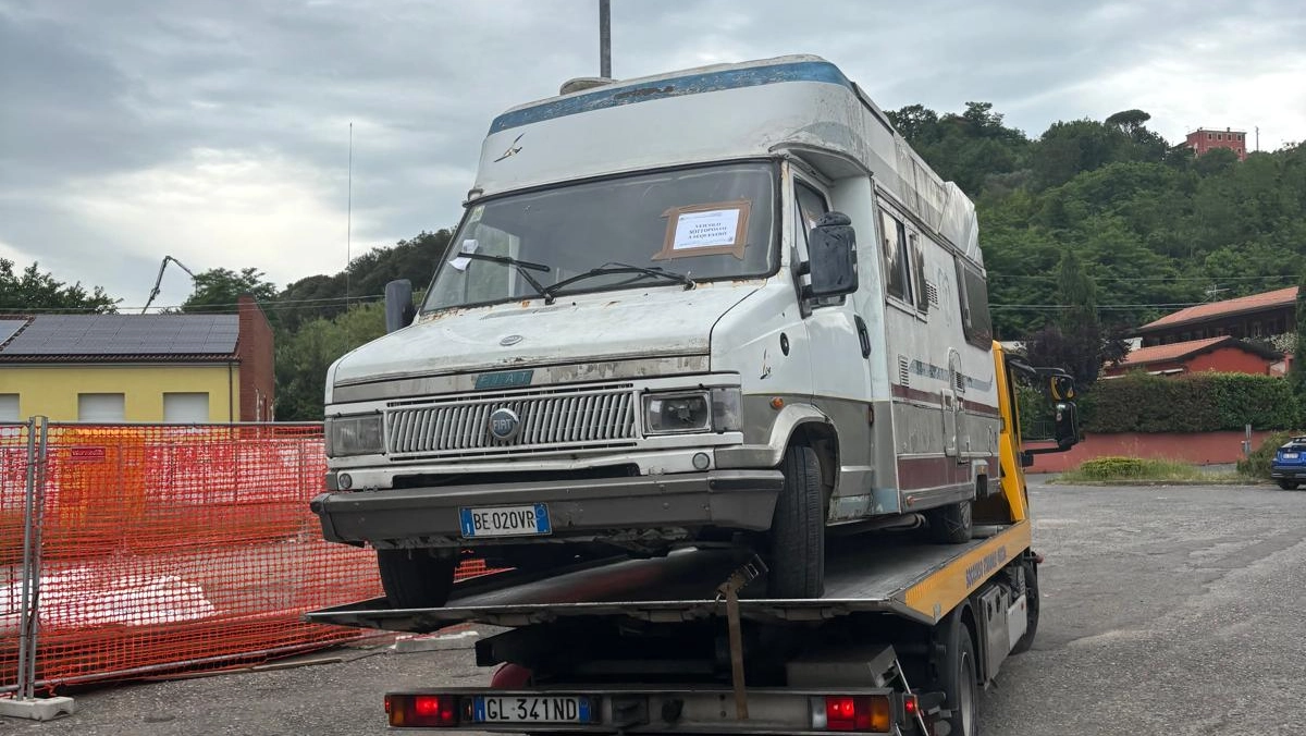 Il vecchio camper abbandonato e rimosso nell’area di sosta del quartiere sarzanese di Nave Il vecchio camper abbandonato e rimosso nell’area di sosta del quartiere sarzanese di Nave