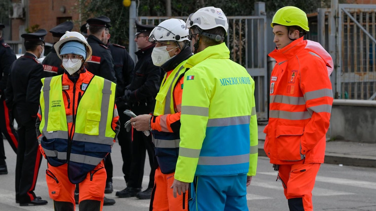 I soccorritori arrivati lunedì dopo le 10,30 al deposito Eni di Calenzano in via Erbosa. Per loro una giornata di emergenza vera I soccorritori arrivati lunedì dopo le 10,30 al deposito Eni di Calenzano in via Erbosa. Per loro una giornata di emergenza vera