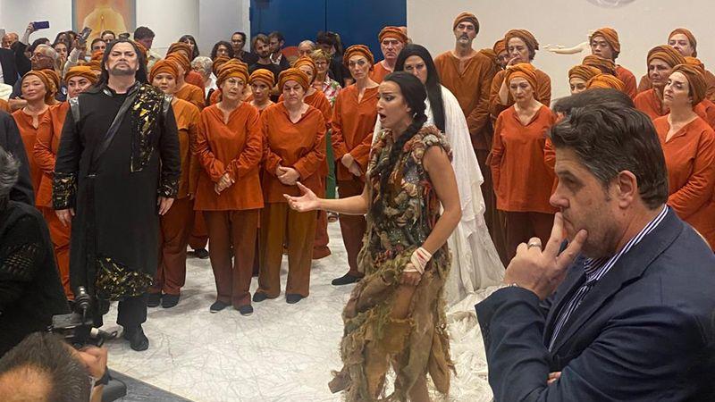 turandot batte la pioggia terzo atto al chiuso nessun dorma risuona nel foyer