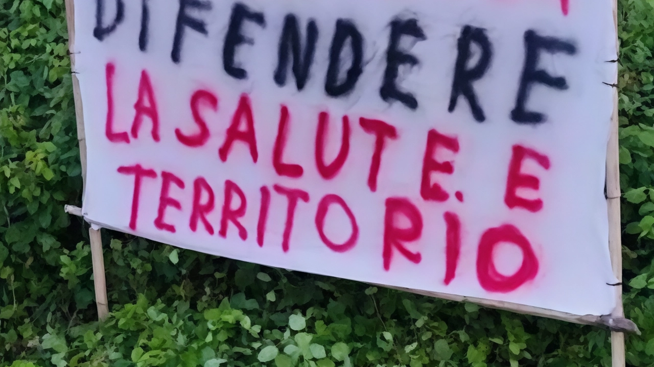Uno dei tanti striscioni appesi per protestare contro il progetto di un impianto di riciclo dei pannoloni Uno dei tanti striscioni appesi per protestare contro il progetto di un impianto di riciclo dei pannoloni