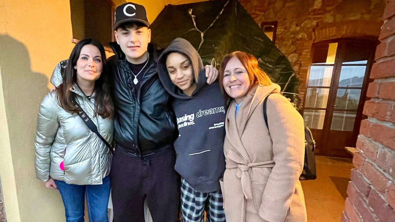 Petit e Marisol nella struttura ricettiva a Lajatico. I due artisti erano in compagnia di una ventina di amici Petit e Marisol nella struttura ricettiva a Lajatico. I due artisti erano in compagnia di una ventina di amici