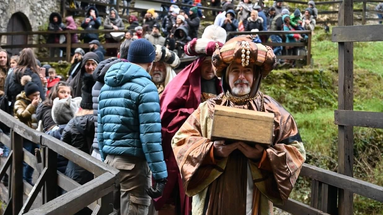 Il Presepe di Equi partecipa al Presepe Vivente a Roma, accolto da Papa Francesco, celebrando la tradizione natalizia. Il Presepe di Equi partecipa al Presepe Vivente a Roma, accolto da Papa Francesco, celebrando la tradizione natalizia.