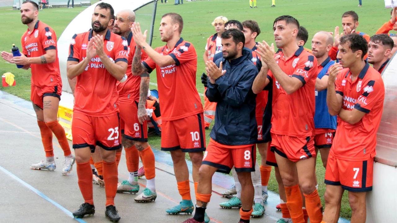 I giocatori della Pistoiese applaudono i tifosi accorsi a Fiorenzuola d’Arda per l’esordio in campionato I giocatori della Pistoiese applaudono i tifosi accorsi a Fiorenzuola d’Arda per l’esordio in campionato