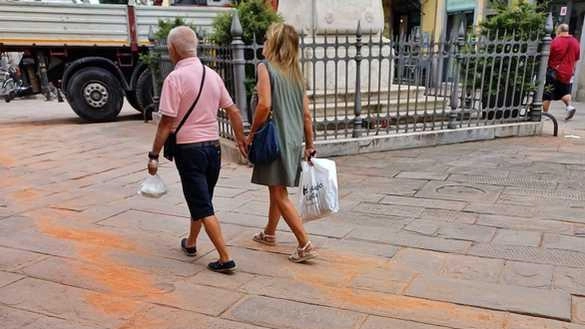 Doppio guasto e doppia perdita d’olio in strada per due spazzatrici di Sistema Ambiente impegnate a ripulire la zona di... Doppio guasto e doppia perdita d’olio in strada per due spazzatrici di Sistema Ambiente impegnate a ripulire la zona di...