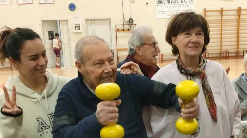 Antonino Occhipinti 97 anni tre volte la settimana in auto raggiunge in autonomia la palestra di Oste Antonino Occhipinti 97 anni tre volte la settimana in auto raggiunge in autonomia la palestra di Oste