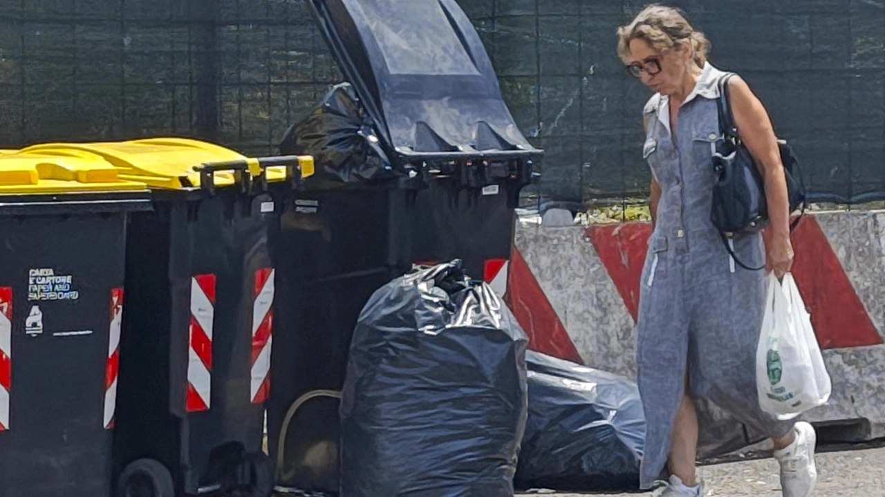 I bidoni. accanto alla fermata degli autobus di piazza Mazzini sono stracolmi I bidoni. accanto alla fermata degli autobus di piazza Mazzini sono stracolmi
