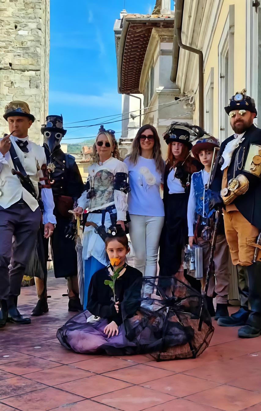 https://www.lanazione.it/image-service/view/acePublic/alias/contentid/NzEzMTNmMTQtNWYzMy00/0/lo-stile-steampunk-invade-le-strade-della-citta.jpeg