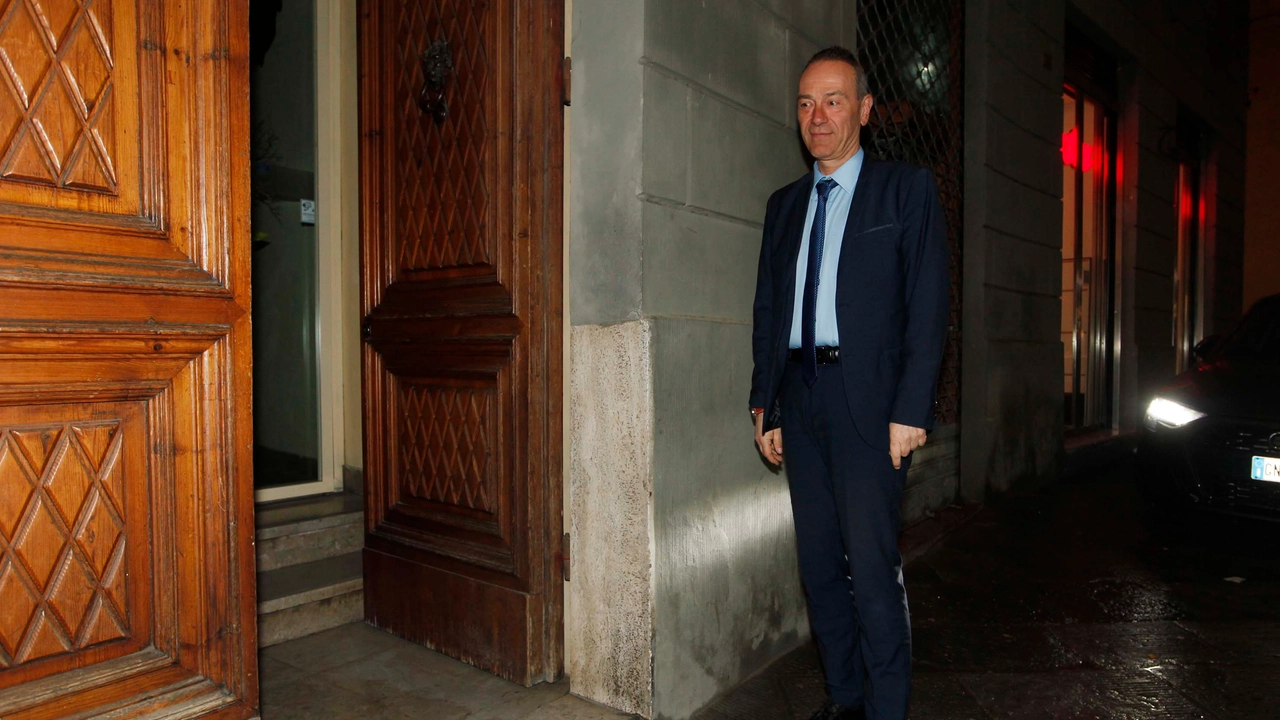 In alto l’arrivo del questore al Magistrato, sotto a destra Benedetta Mocenni