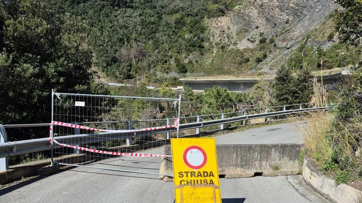 La frana ha costretto la Provincia a chiudere la sp30