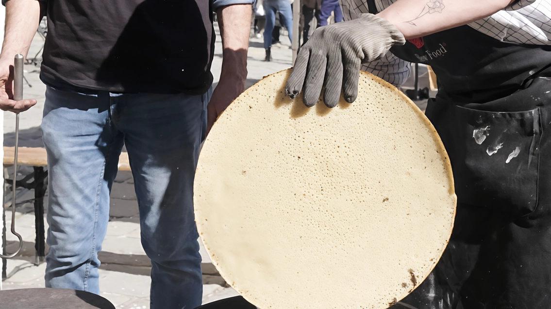 preparazione dei testaroli testi dell’azienda Testarolando (foto Pasquali) preparazione dei testaroli testi dell’azienda Testarolando (foto Pasquali)