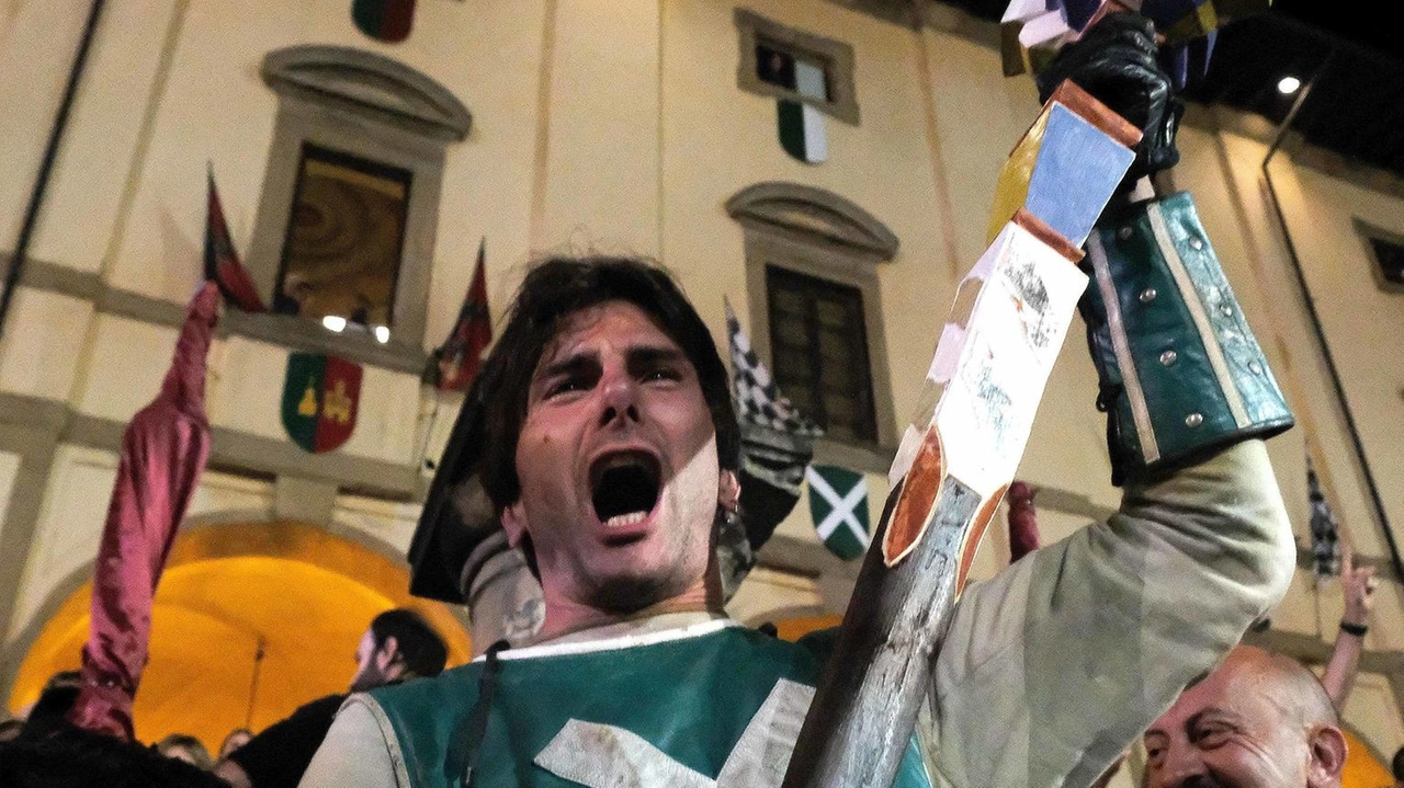 Il capitano di Porta Sant’Andrea Andrea Gavagni festeggia una lancia d’oro Il capitano di Porta Sant’Andrea Andrea Gavagni festeggia una lancia d’oro
