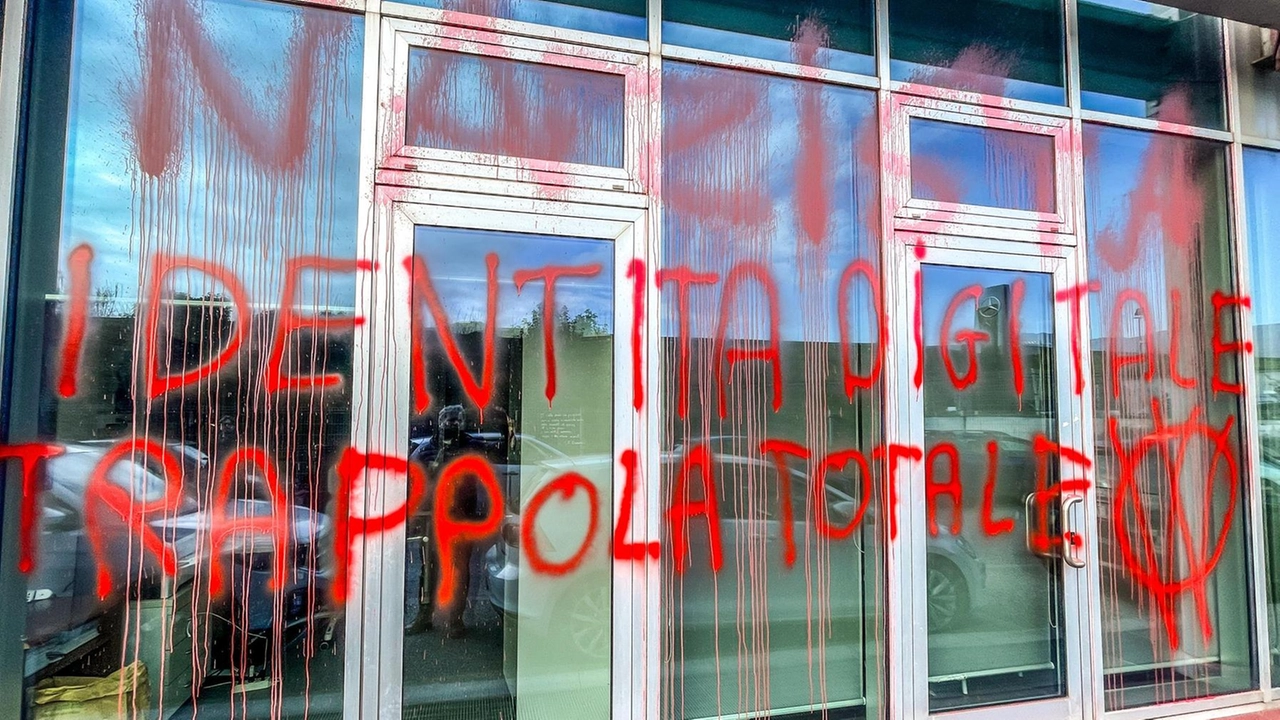 Le deturpanti scritte in vernice rossa (foto Castellani)