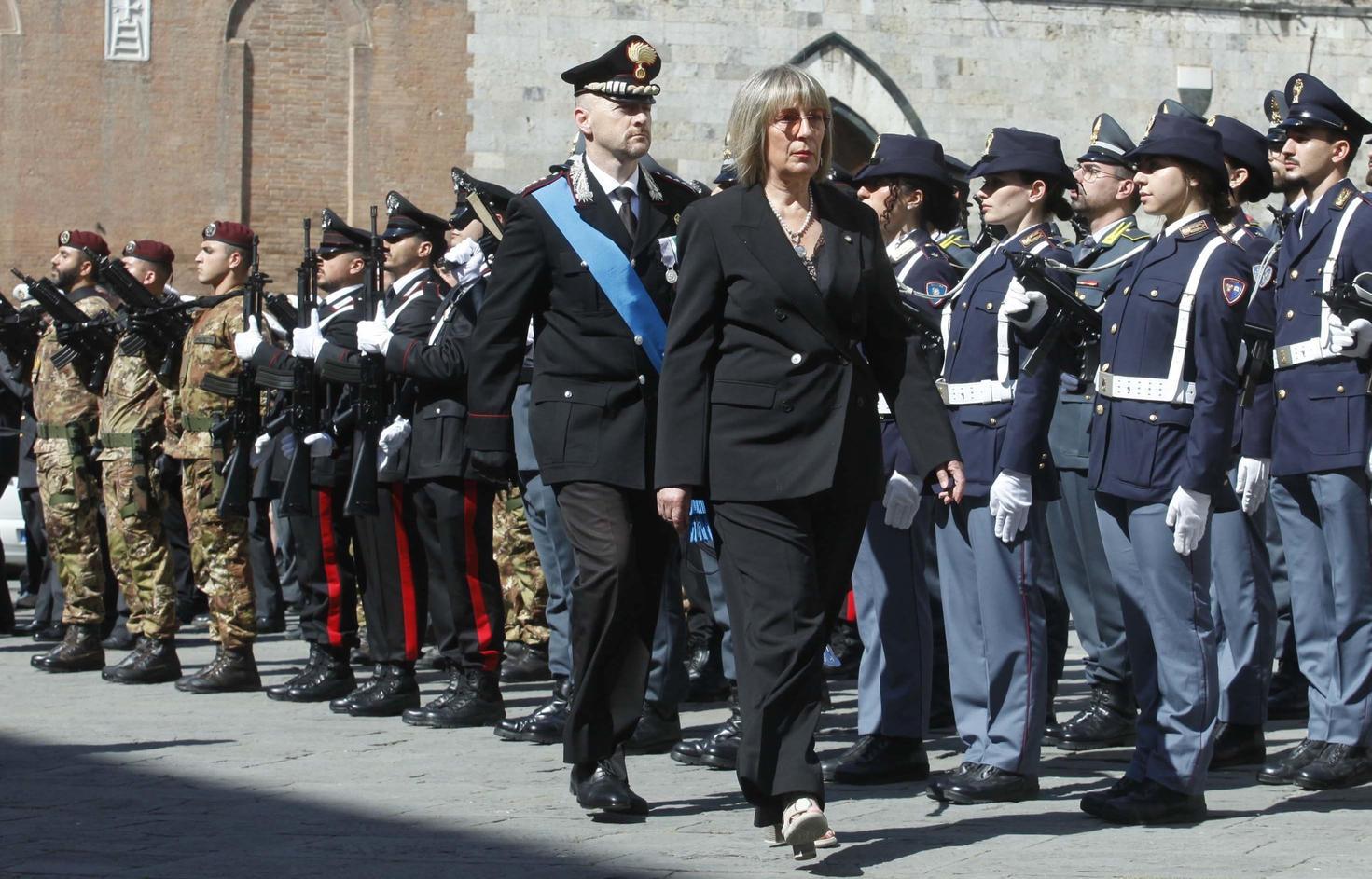 https://www.lanazione.it/image-service/view/acePublic/alias/contentid/NzFiYTdjZjctMTkxOS00/0/il-prefetto-e-la-lotta-ai-reati-piu-controlli-cresce-il-livello-di-sicurezza-percepito-appello-ai-giovani-del-sindaco.jpeg