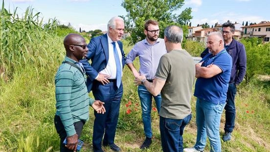 Il sindaco Alessio Mantellassi durante un passato sopralluogo a Sant’Andrea e a Fontanella con il governatore Eugenio Giani