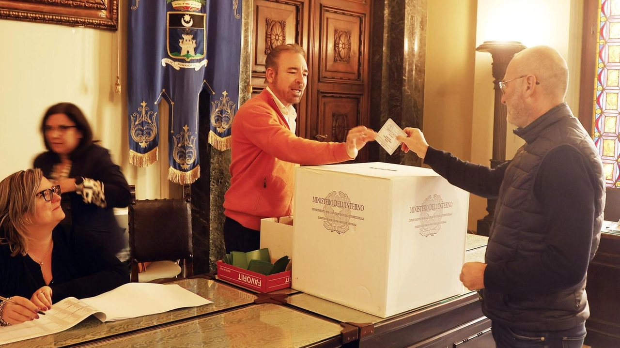 Le operazioni di voto di domenica a palazzo della Provincia