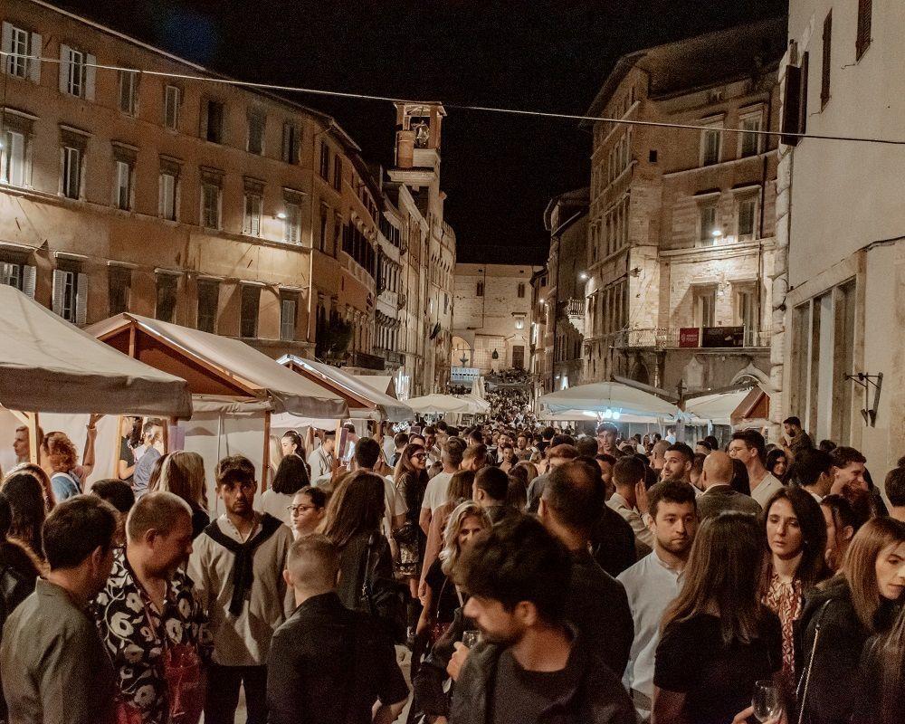 https://www.lanazione.it/image-service/view/acePublic/alias/contentid/NzFjOWI0OTQtZTQ2My00/0/umbria-wine-musica-e-calici-equi-la-festa-la-citta-celebra-la-qualita-made-in-umbria.jpeg?f=1.90:1&w=1200