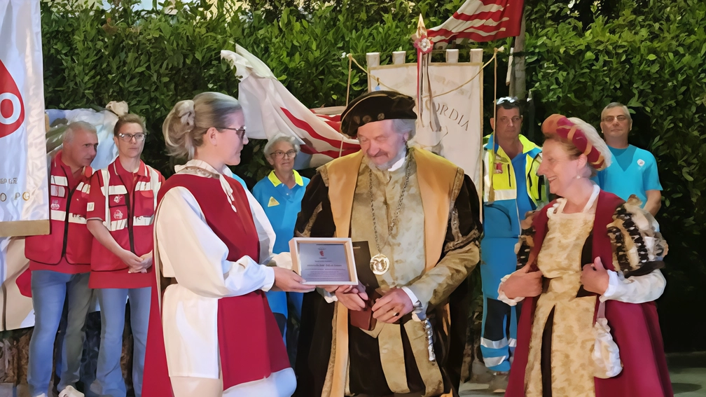 Premiati Mauro Biagioli e Maria Bellucci figuranti del Corteggio da 25 anni Premiati Mauro Biagioli e Maria Bellucci figuranti del Corteggio da 25 anni