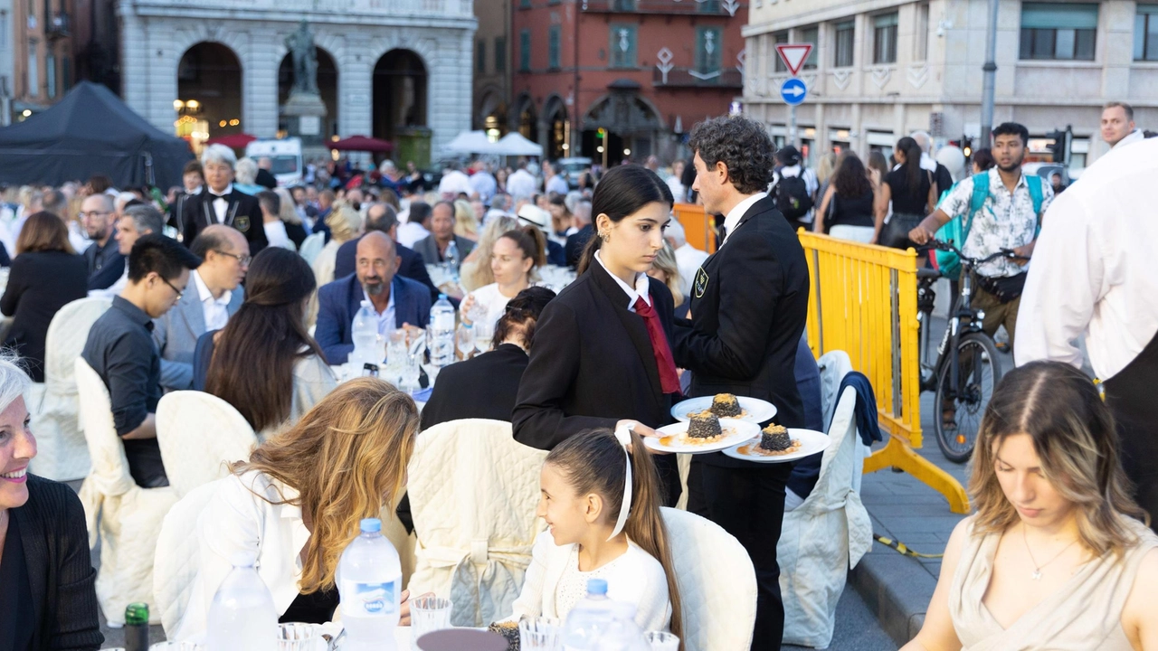 Si sta avvicinando la Cena sul Ponte di Mezzo, l’appuntamento dell’estate giunto alla sua XIII edizione e previsto domenica 22... Si sta avvicinando la Cena sul Ponte di Mezzo, l’appuntamento dell’estate giunto alla sua XIII edizione e previsto domenica 22...