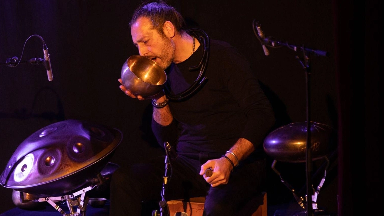 Sul palco Massimiliano Cividati con i musicisti Andrea Zani e Gennaro Scarpato Sul palco Massimiliano Cividati con i musicisti Andrea Zani e Gennaro Scarpato