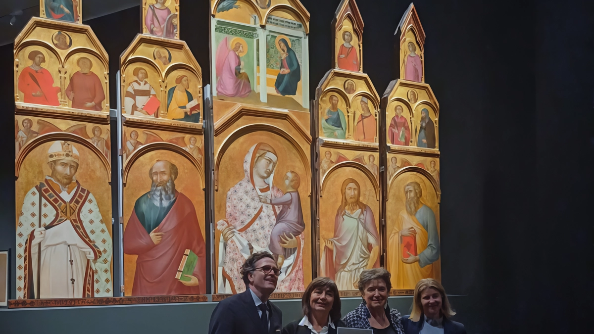 Il polittico di Pietro Lorenzetti al Metropolitan Museum conquista il pubblico e anche le cover dei quotidiani. Il polittico di Pietro Lorenzetti al Metropolitan Museum conquista il pubblico e anche le cover dei quotidiani.