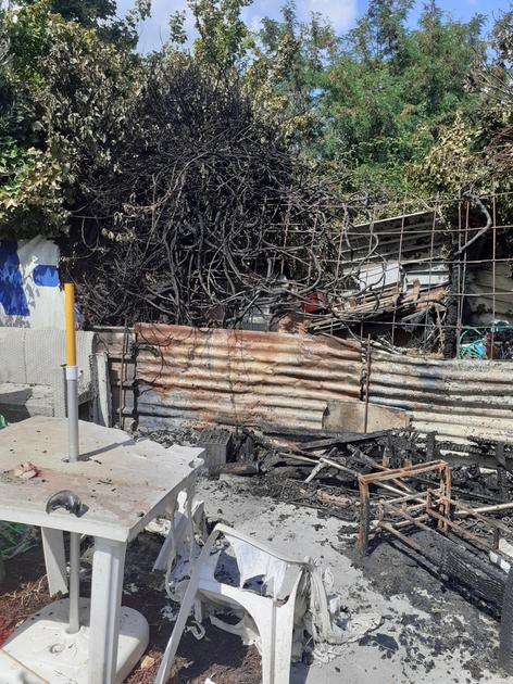 A fuoco cucce e mangiatoie, attacco alla colonia felina
