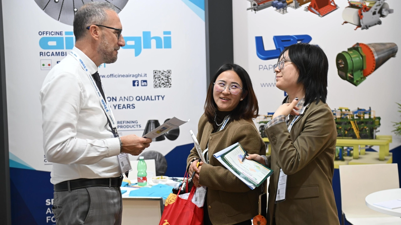 Compratori orientali fra gli stand del Miac, la fiera internazionale delle imprese cartarie Compratori orientali fra gli stand del Miac, la fiera internazionale delle imprese cartarie