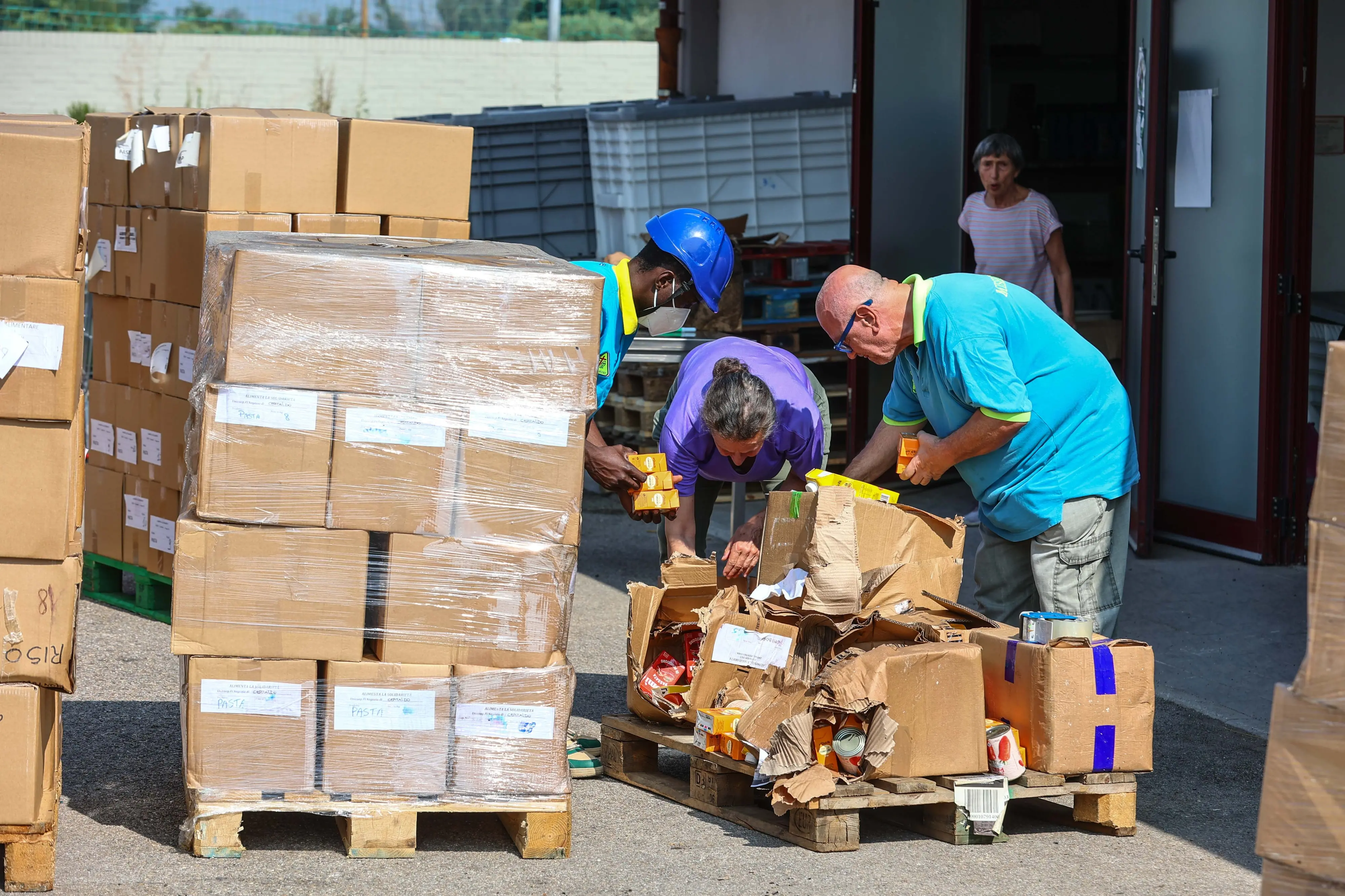 Dopo l’incendio a rischio la rete degli aiuti. “Colpita la parte buona della nostra società”