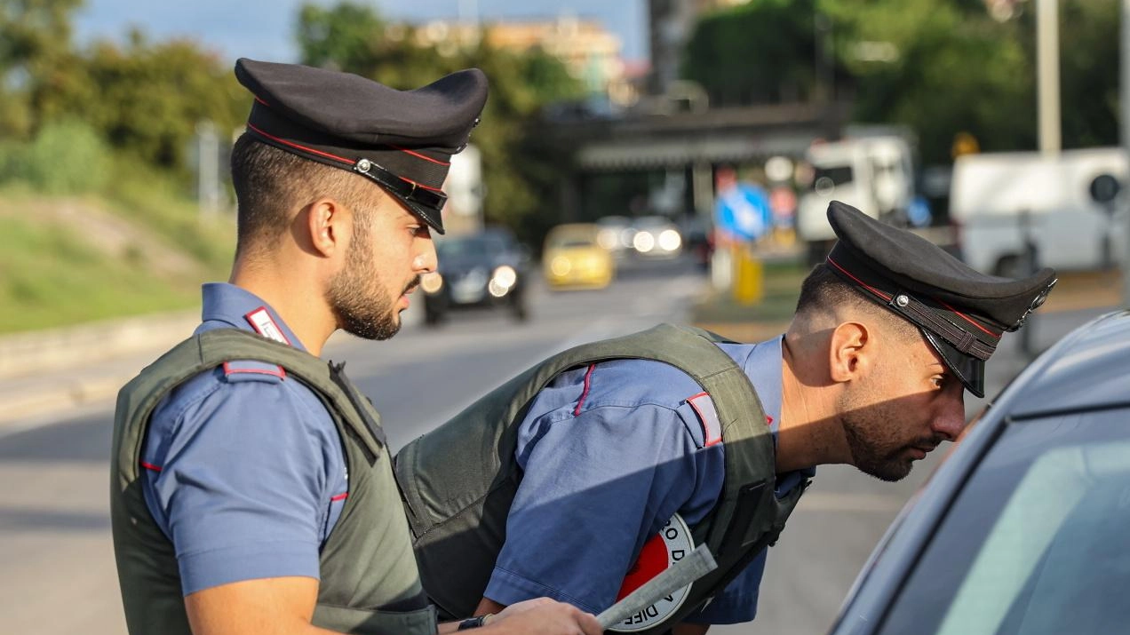 Un carabiniere fuori servizio ha individuato una coppia e un uomo evaso con un'auto rubata. Denunciati per vari reati, tra cui ricettazione e evasione, sono stati trovati in possesso di documenti rubati e chiavi alterate. Ulteriori indagini hanno portato al recupero di un altro veicolo rubato. Restituiti i mezzi ai legittimi proprietari, attesa la valutazione delle responsabilità. Un carabiniere fuori servizio ha individuato una coppia e un uomo evaso con un'auto rubata. Denunciati per vari reati, tra cui ricettazione e evasione, sono stati trovati in possesso di documenti rubati e chiavi alterate. Ulteriori indagini hanno portato al recupero di un altro veicolo rubato. Restituiti i mezzi ai legittimi proprietari, attesa la valutazione delle responsabilità.