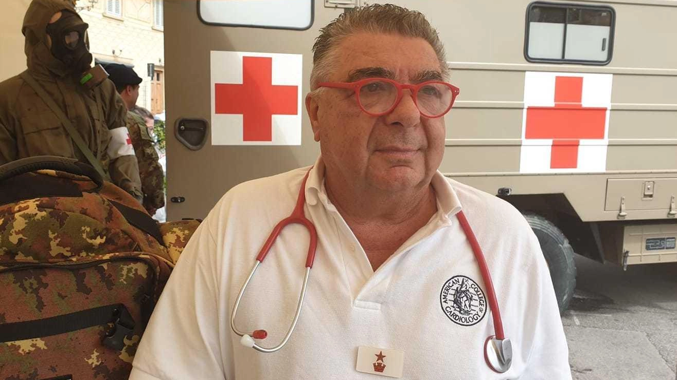 Medico in pensione dopo 44 anni: "All’inizio mi hanno aiutato i baffi"