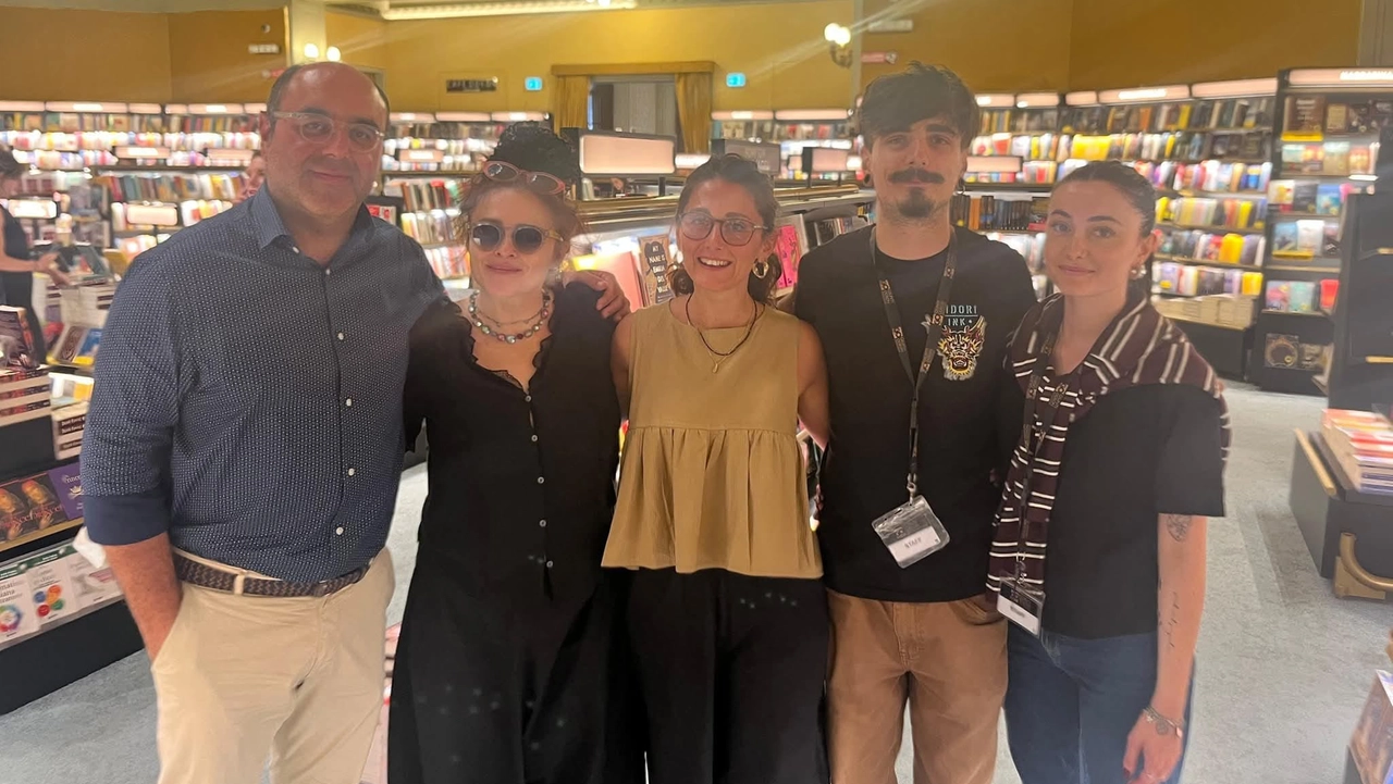 La foto dell'attrice Helena Bonham Carter in visita alla Giunti Odeon (foto social Giunti Odeon) La foto dell'attrice Helena Bonham Carter in visita alla Giunti Odeon (foto social Giunti Odeon)