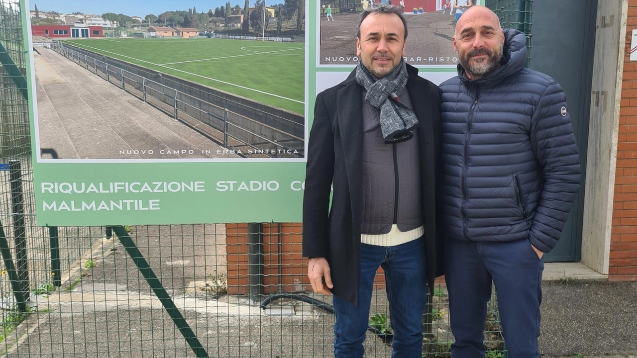 Il sindaco Emanuele Caporaso davanti al campo sportivo di Malmantile